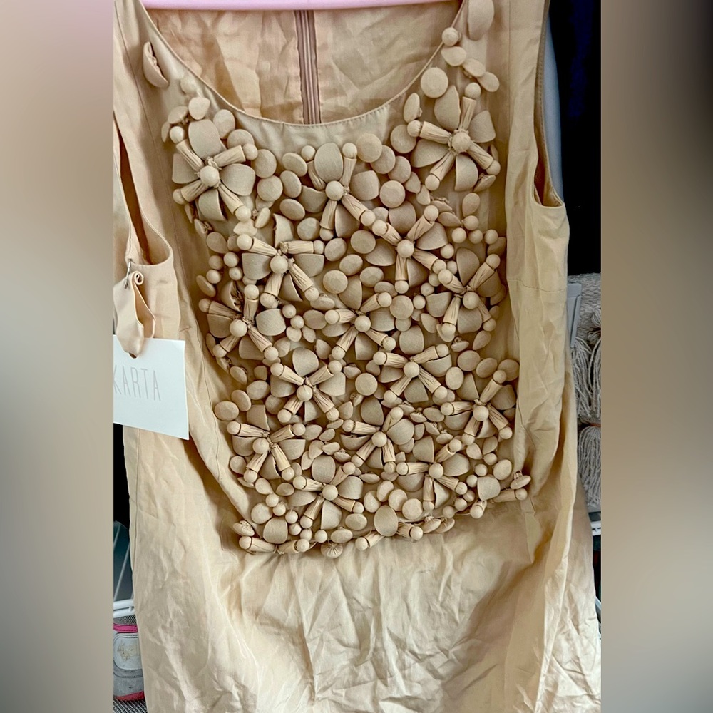Beautiful ivory sleeveless blouse with great beaded flowers Size S